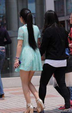 街拍抽烟的丝袜女人,街拍丝袜抽烟女性的独特魅力