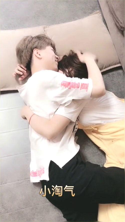 男生抱女生视频,男生深情拥抱女生的感人画面